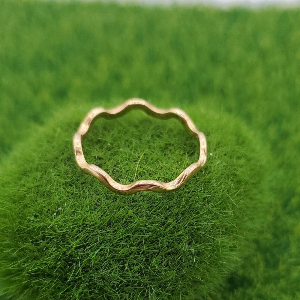 Wavy Gold Tone Botique Ring Size 7 R804